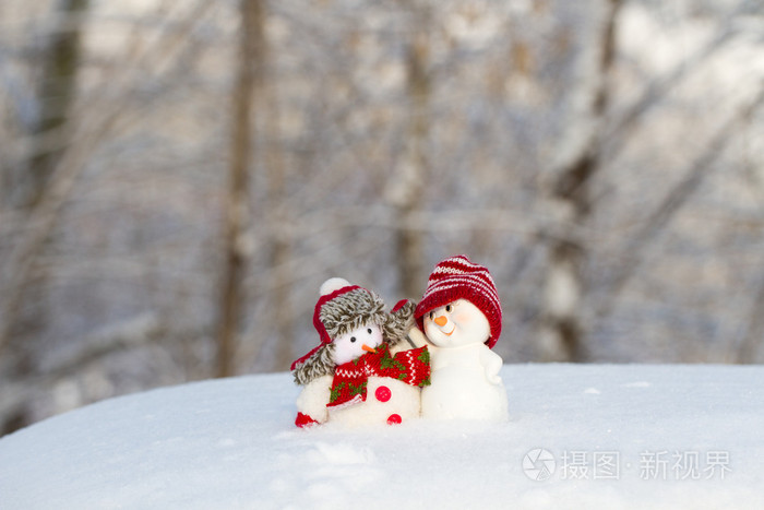 两个小开朗雪人