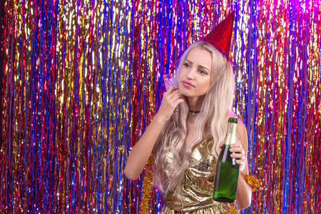 在舞会上玩的漂亮女孩照片