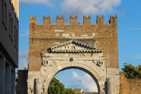 奥古斯都 Arco di 奥古斯托  在意大利里米尼的古代石拱桥