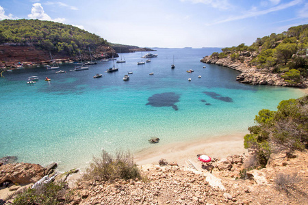 著名的卡拉 salada 海滩在伊维萨岛, 西班牙灭亡采用著名的纳瓦吉奥