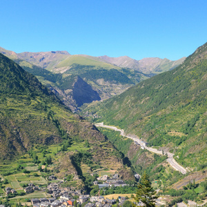 风景秀丽的山区和山区谷地中市