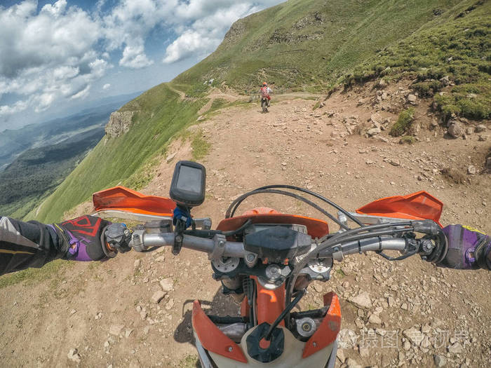 极端冒险旅行者与尘土自行车复古在高高加索山