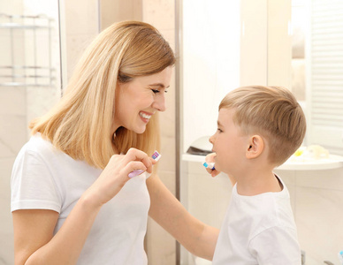 母亲和快乐儿子刷牙