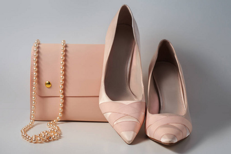 女性粉红色 hanbag 和鞋子