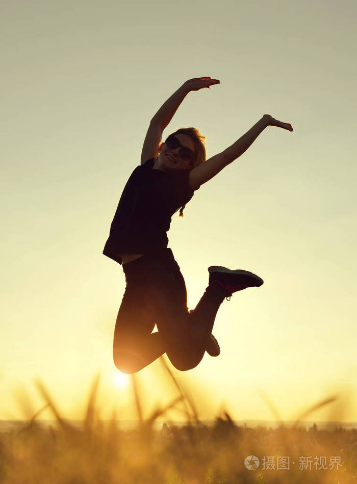年轻幸福女人跳得高