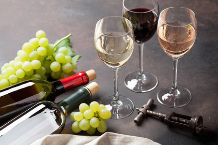 石桌上的酒杯和葡萄