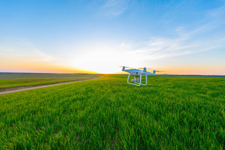 quadcopter 无人驾驶飞机在蓝天上空飞越绿场