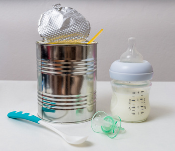 瓶子可以喂养新生儿与配方奶粉