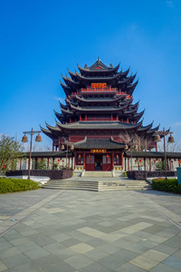 Chongyuang 寺，中国 美丽的红色和黑色塔与令人惊叹的中国建筑，中等距离看到阳光明媚的日子