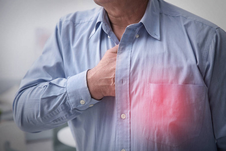 心脏病发作的概念.老人患有胸痛,特写照片