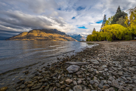 瓦卡蒂普湖周围的景观和 Remarkables 在皇后镇, 新西兰