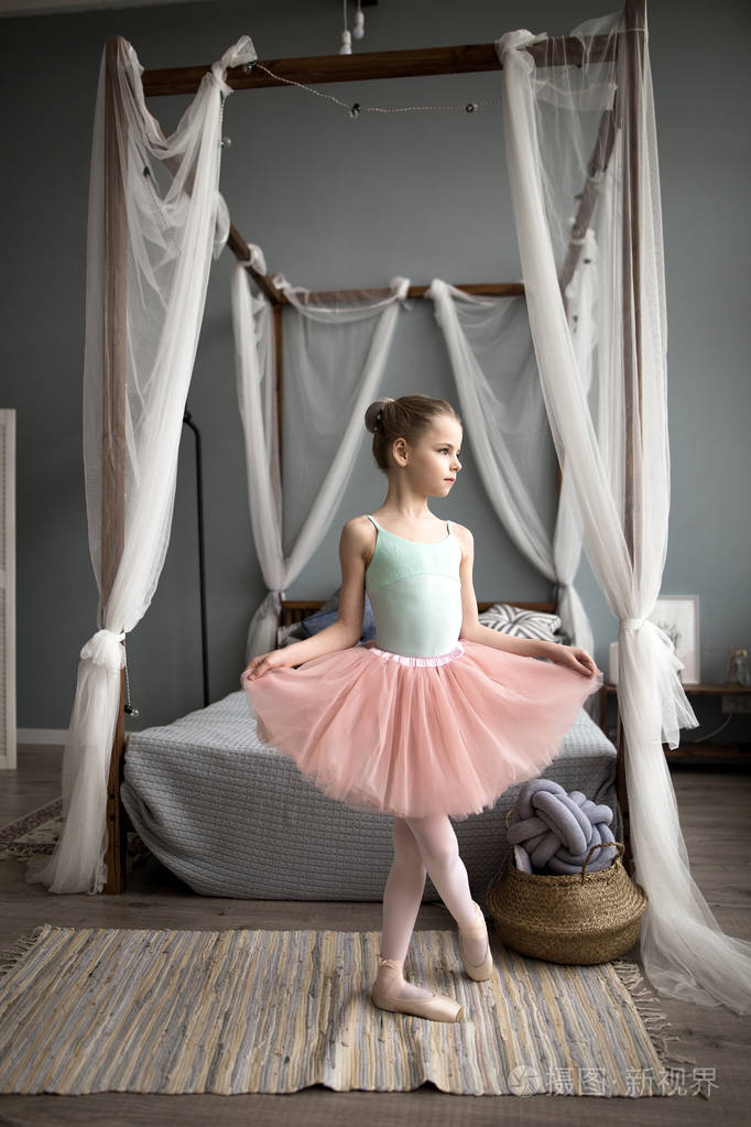 在房间里跳舞的女孩