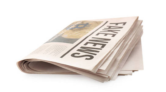 的报纸男人的手里拿着一叠报纸堆栈的旧报纸白色木制背景报纸许多报纸