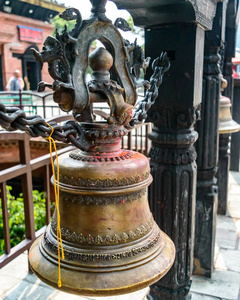 在印度教, 钟声一般挂在寺庙圆顶前的 Garbhagriha。通常, 信徒在进入圣地时敲响钟声。据说, 通过敲响钟声, 奉献者通