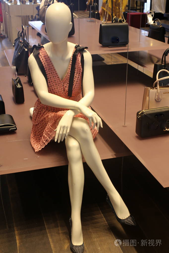 模特站在商店橱窗里的商店里