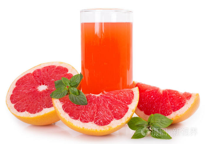 在白色的葡萄柚汁