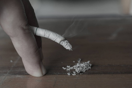 香烟在手指, 世界无烟日, 概念香烟导致性功能障碍照片