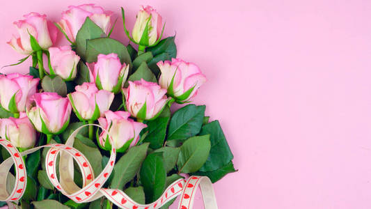 粉红色木桌上有复印空间的粉红色玫瑰的母亲节背景