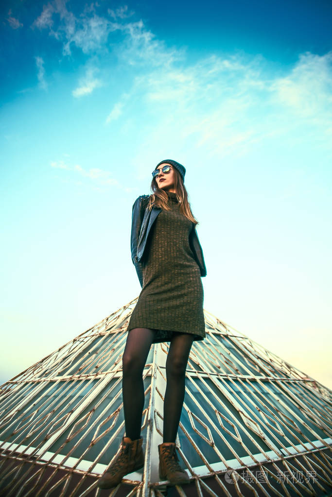 时尚的亚洲妇女站在屋顶上照片-正版商用图片0oh7y9-摄图新视界