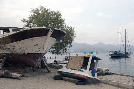 在土耳其博德鲁姆的造船厂, 一艘木船和小船