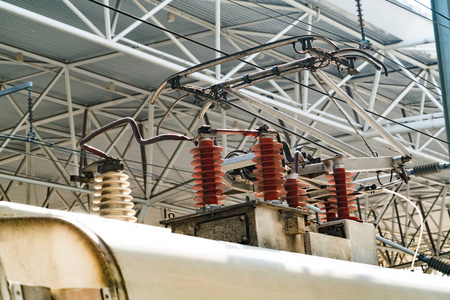 光纤系统在电线杆上的网络通信系统电源线务员修理工爬杆复古圆电源