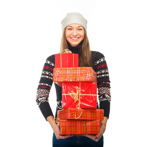 女人在冬天穿毛衣拿礼品包装盒图片