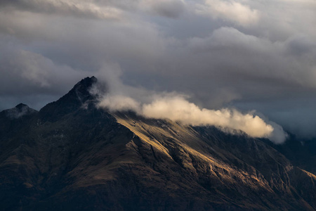 瓦卡蒂普湖周围的景观和 Remarkables 在皇后镇, 新西兰