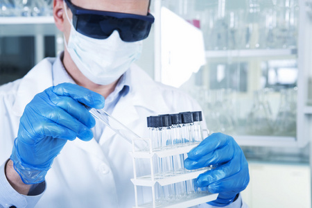 他在实验室的工作场所男研究员照片