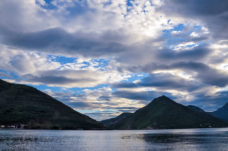 美丽的风景 Perast历史小镇在博卡 Kotor 海湾博卡博卡科托尔斯卡, 黑山, 欧洲。Kotor 湾是联合国教科文组织世