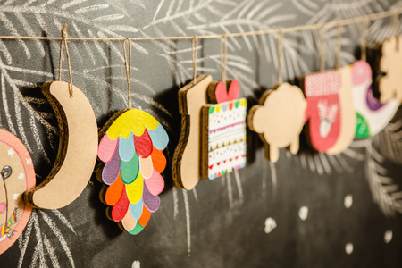 圣诞树或花环的纸板玩具。创造性的装饰品。选择性的焦点
