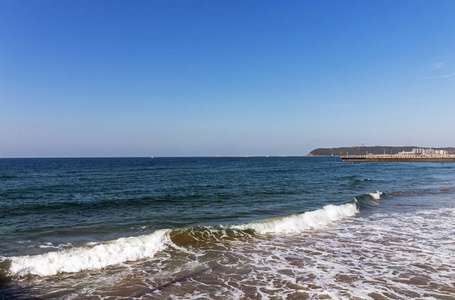 波浪海码头和虚张声势反对蓝色沿海天际在德班, 南非