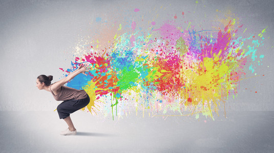 年轻多彩的街舞者与油漆飞溅照片