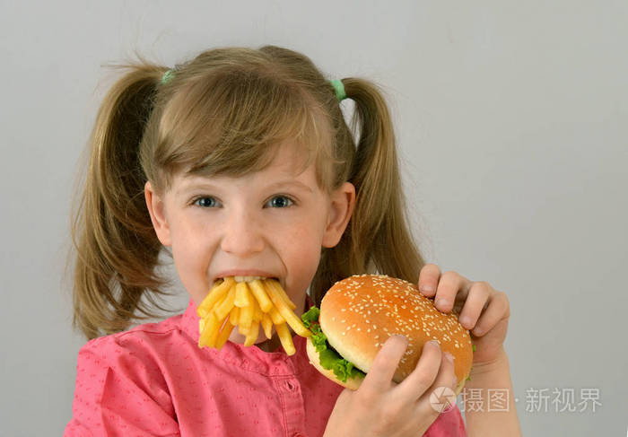 儿童和快餐汉堡包炸薯条
