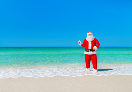 热带海滩上圣诞老人