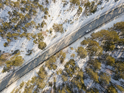 冬天有一辆移动汽车的雪路