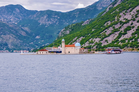 黑山, Kotor 湾。我们的夫人岛的岩石 Gospa od Skrpjela 和岛屿的圣乔治黑山, 欧洲。Kotor 湾是联合