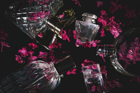 不同女性瓶香水与淡紫色的花图片