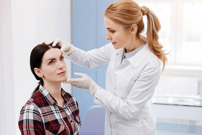 看着她的病人脸女性整形外科医生