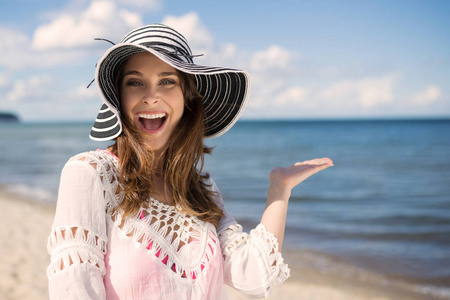 快乐美丽的女子，在上海滩的帽子