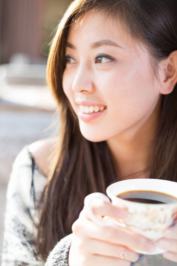 年轻漂亮的中国女人在咖啡馆