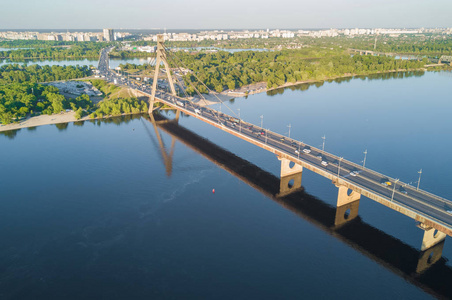 第聂伯河和莫斯科夫斯基桥在基辅，乌克兰城市鸟瞰图