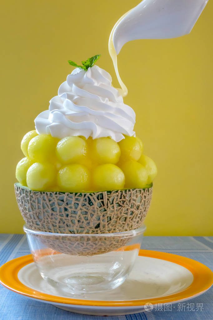 bingsu-韩国剃光冰甜点, 配以鲜瓜和鞭打奶油的甜配料