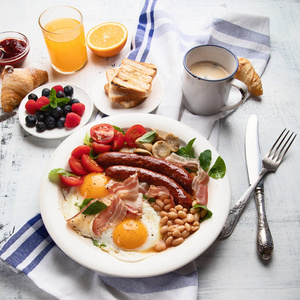 传统的全英式早餐, 配有煎蛋香肠豆类蘑菇和熏肉。顶部视图