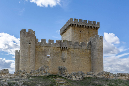 在阳光明媚的冬日, 西班牙的 Villalonso 村城堡