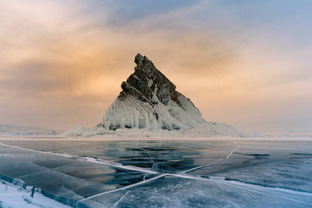 冻湖上的岩石与日出的天空背景, 贝加尔湖冬季自然景观背景