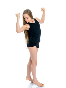 一个小女孩展示她的肌肉