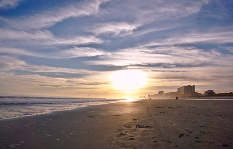 日落海滩海岸线