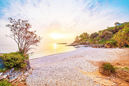 美丽的神奇黎明在 Bataria 海滩在 t 海岸