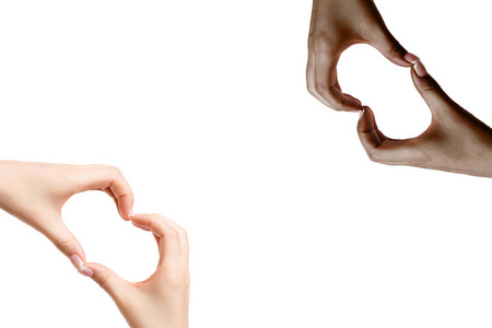 非洲和白人女子的手在白坝上显示符号的心