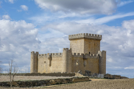 在阳光明媚的冬日, 西班牙的 Villalonso 村城堡